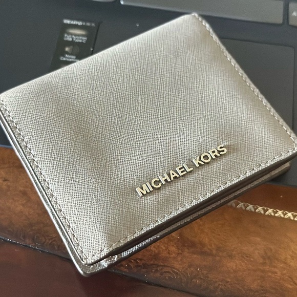 Michael Kors plum small bifold wallet leather gray 32T4STVF2L - Picture 1 of 5